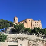 Beachfront And Cozy *