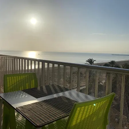 Beachfront And Cozy Apartmán