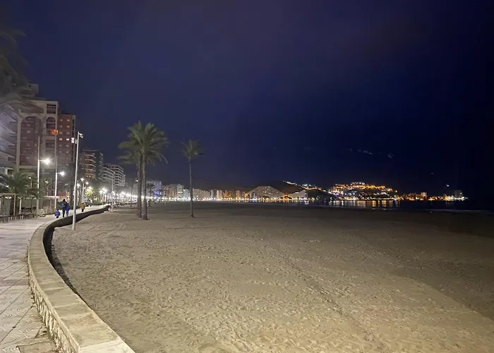 Beachfront And Cozy 아파트