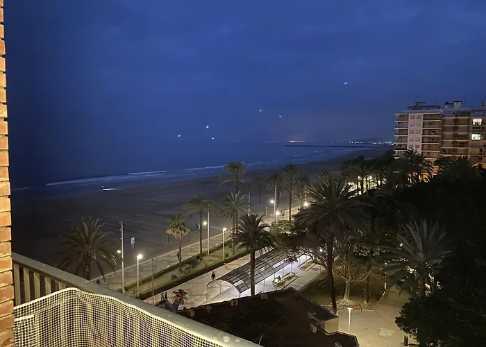 Beachfront And Cozy Apartment *
